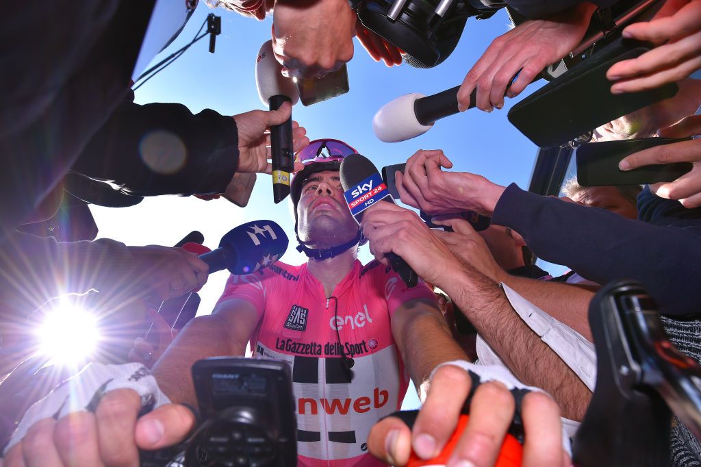 2017 Giro d&rsquo;Italia leader Tom Dumoulin (Sunweb) faces the press pack