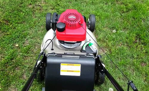 The Honda HRR216K9VKA is easy to push with its variable drive function.