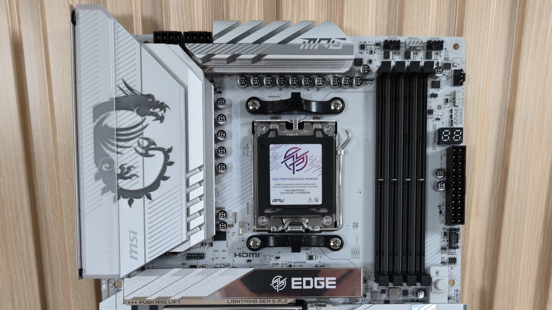 MSI MPG X870E Edge Ti Wifi - top hal