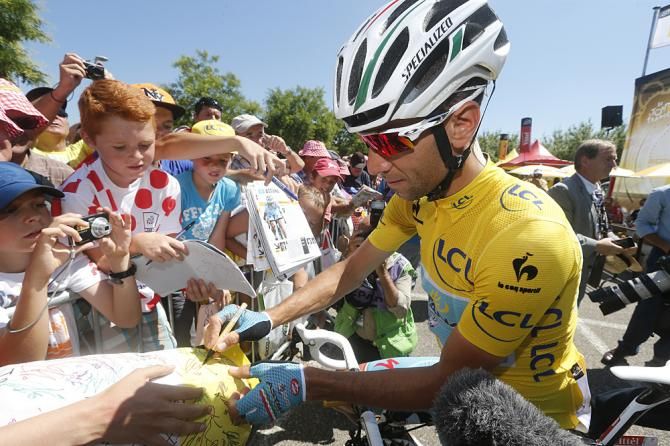 Vincenzo NIbali (Astana) signs autographs at the start