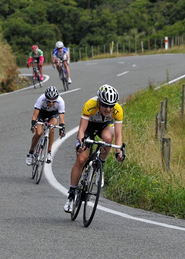 Judith Arndt (HTC-Highroad) leads on a descent