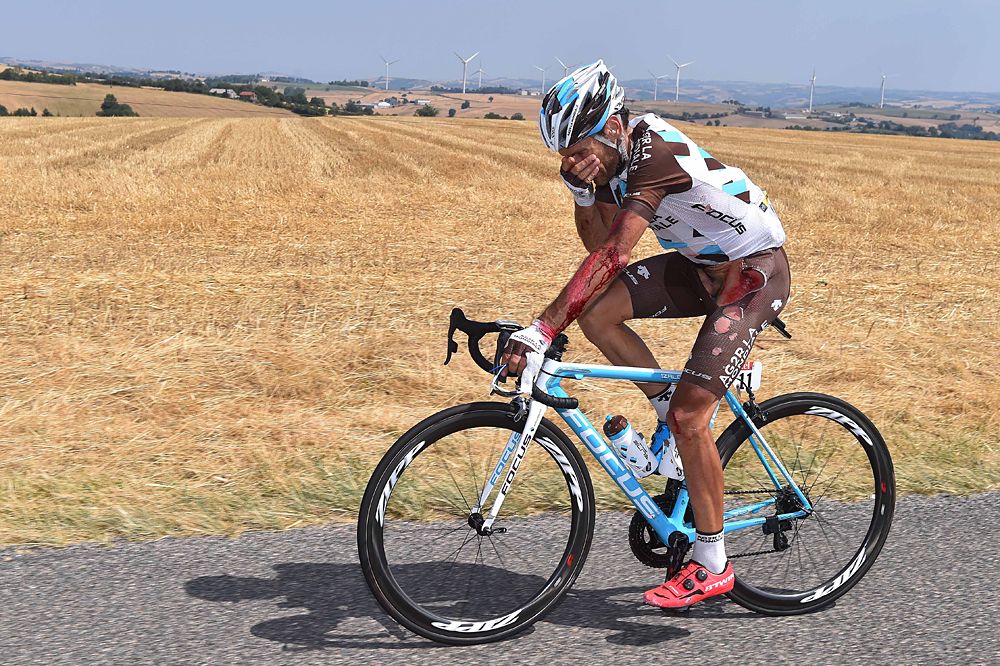 Jean-Christophe Peraud (AG2R) in agony after his crash