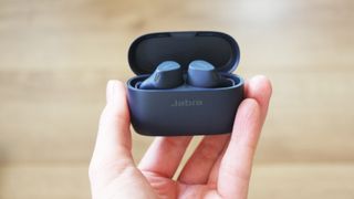 Les Jabra Elite 4 Active avec boitier ouvert