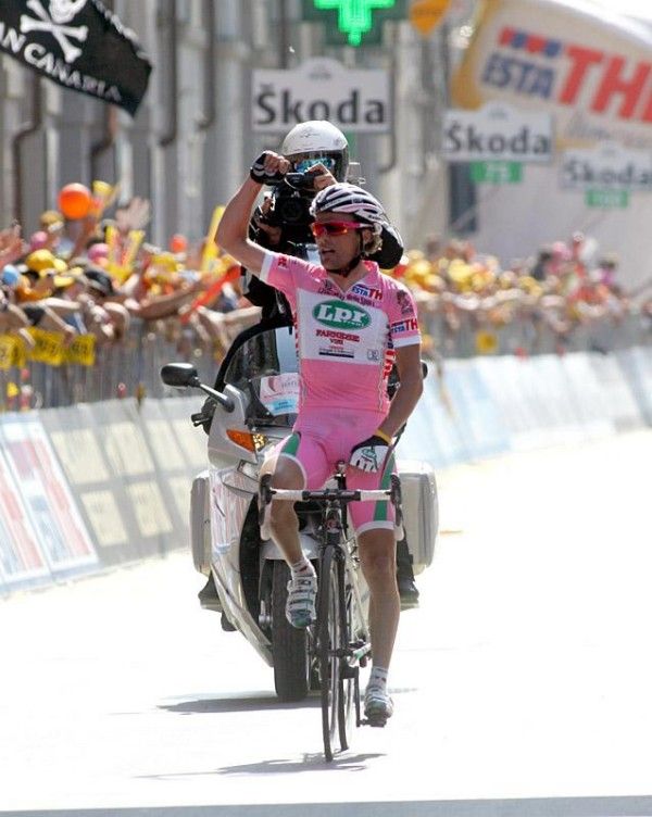 Danilo Di Luca arrived at the finish alone, 10 seconds ahead of the first chase group.