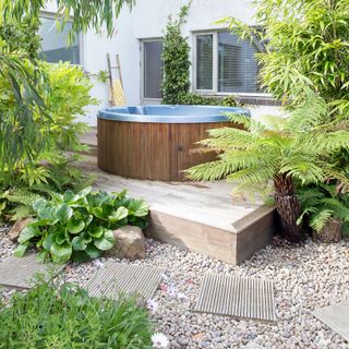 garden area with hot tub and tropical plants