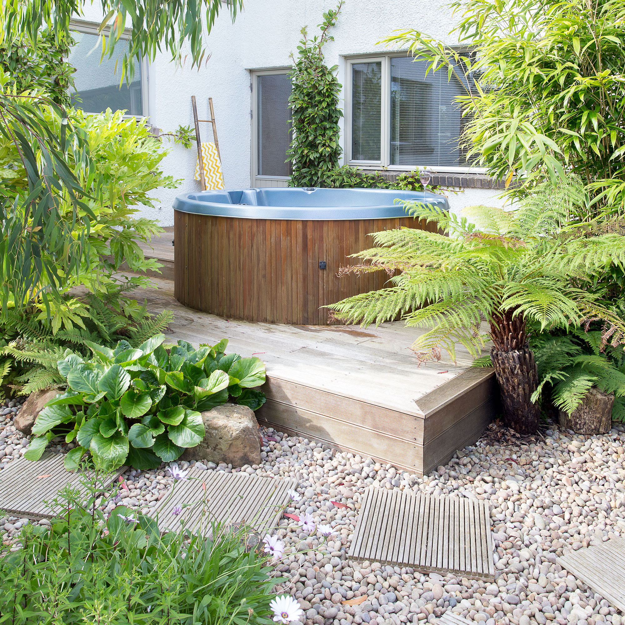 garden area with hot tub and tropical plants