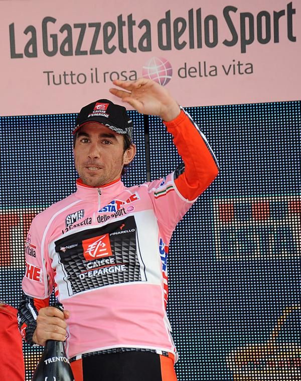 David Arroyo Duran (Caisse d'Epargne), the Giro's new leader, salutes the tifosi.