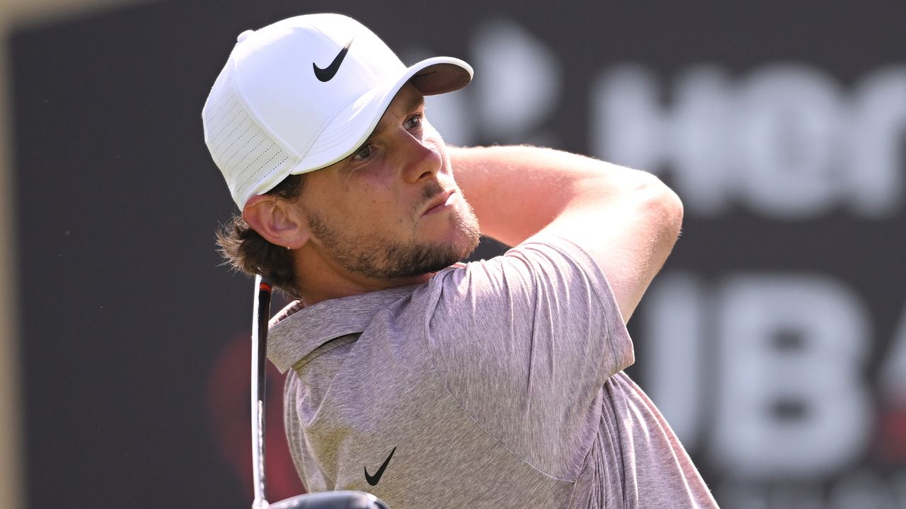 Thomas Pieters takes a shot during the 2022 Dubai Desert Classic