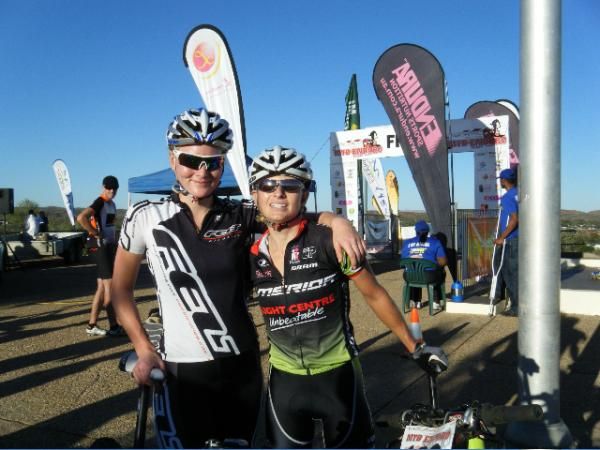 Gracie Elvin (seconnd in hill climb) and Jodie Willett (first in the hill climb and overall women's leader)
