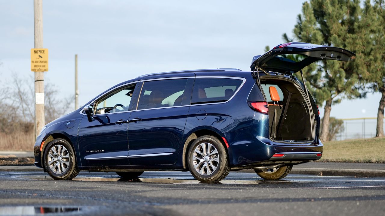 2024 Chrysler Pacifica Hybrid Pinnacle review.