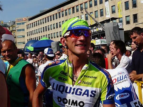 Local rider Sylvester Szmyd (Liquigas) enjoys the atmosphere before the start.
