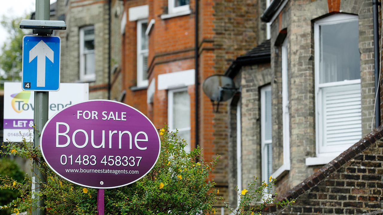 House for sale sign © Luke MacGregor/Bloomberg via Getty Images