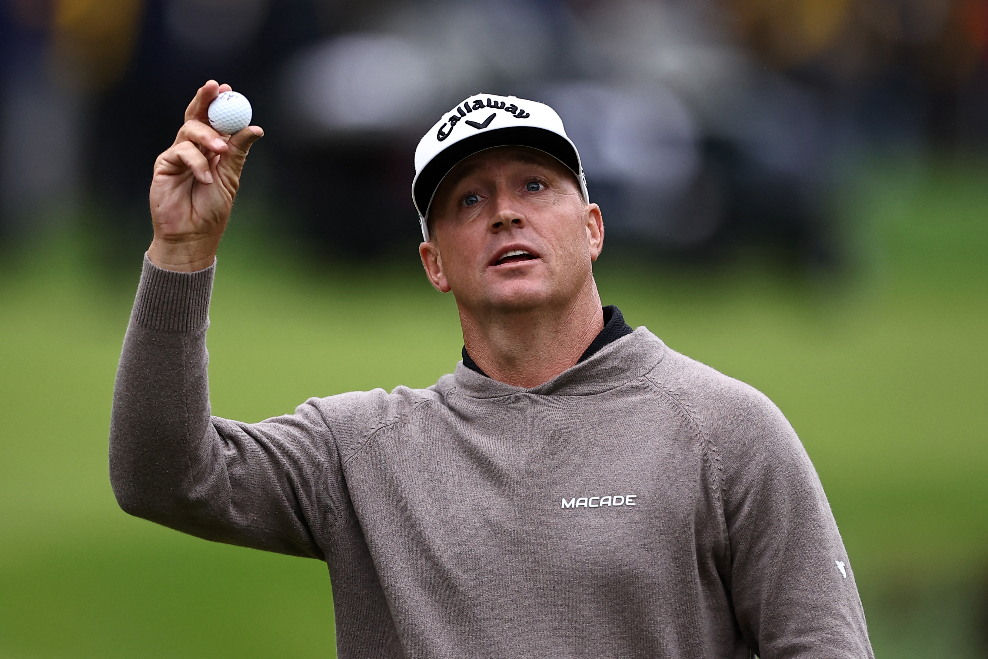 Alex Noren waves to the crowd