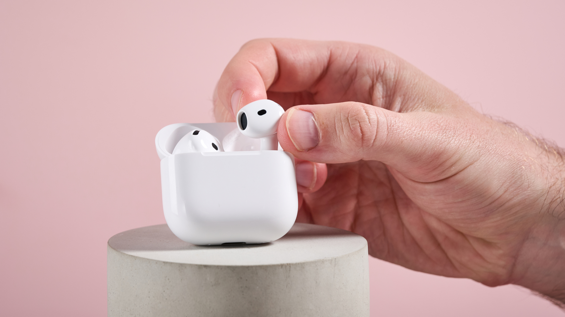 AirPods 4 с активным подавлением шума из вашего случая