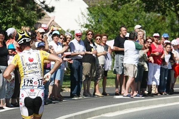 Aurelian Passeron (Saunier Duval) collided with a spectator.
