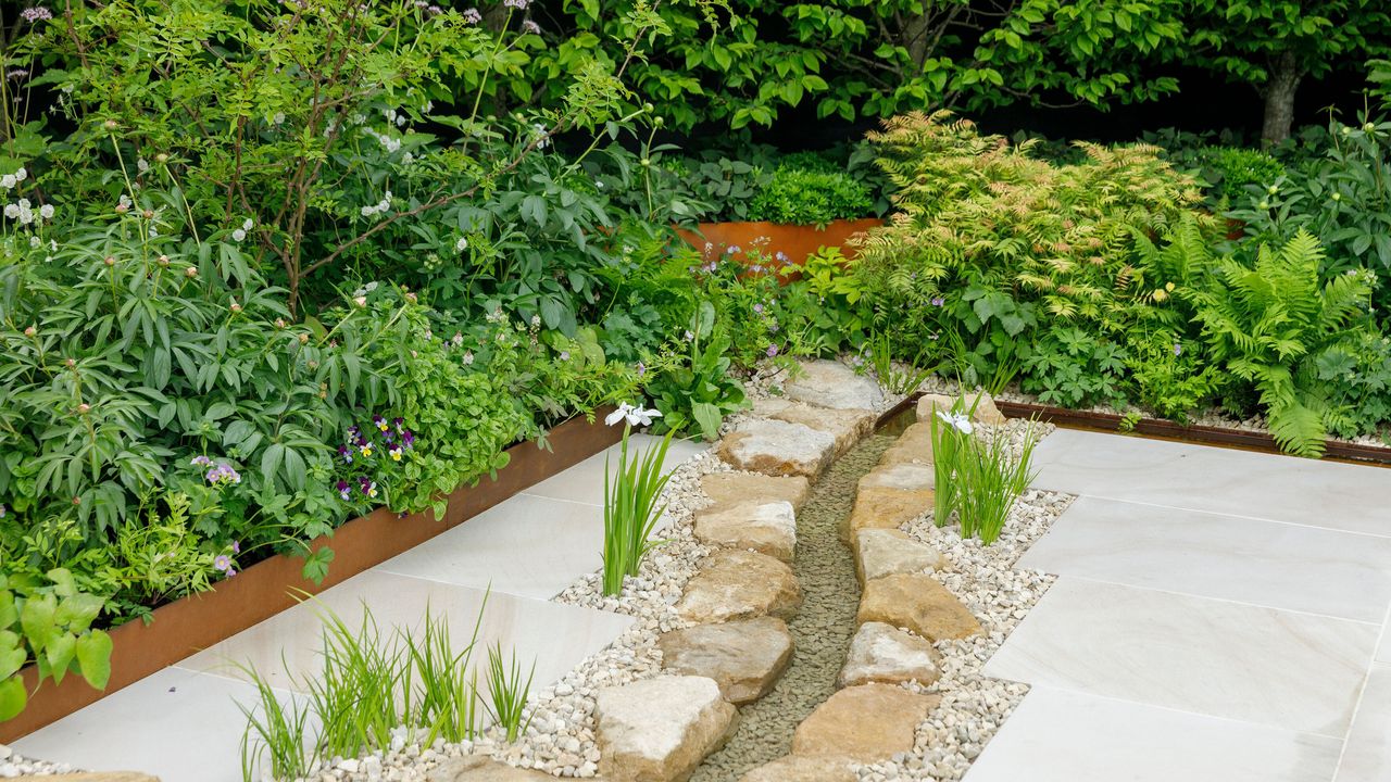 Metal garden edging ideas 10 stylish designs in steel, aluminium