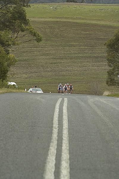 A lead group of six riders broke away from the peloton on the second of the three laps of a 47.7 kilometre circuit.