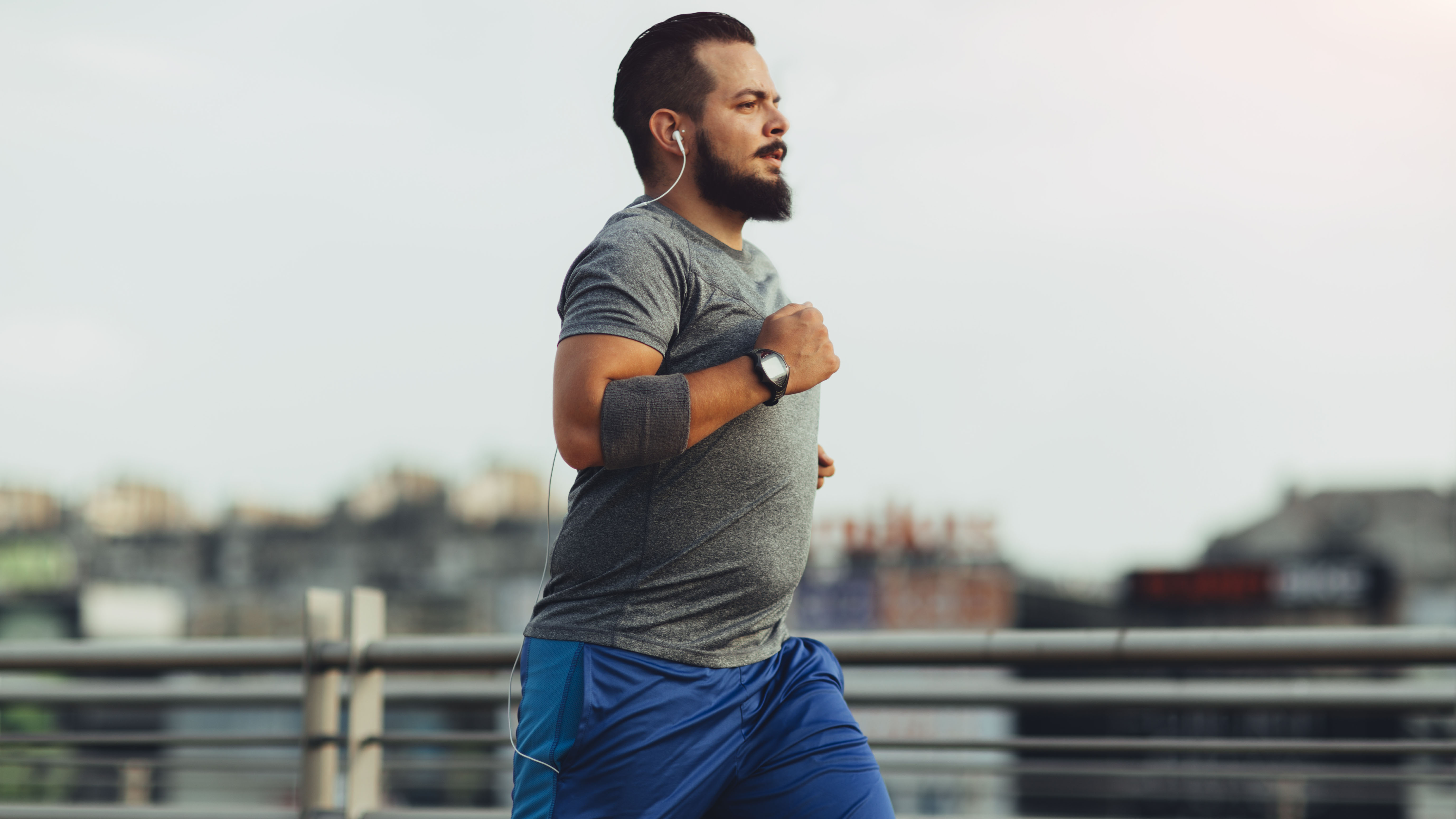 hombre corriendo afuera