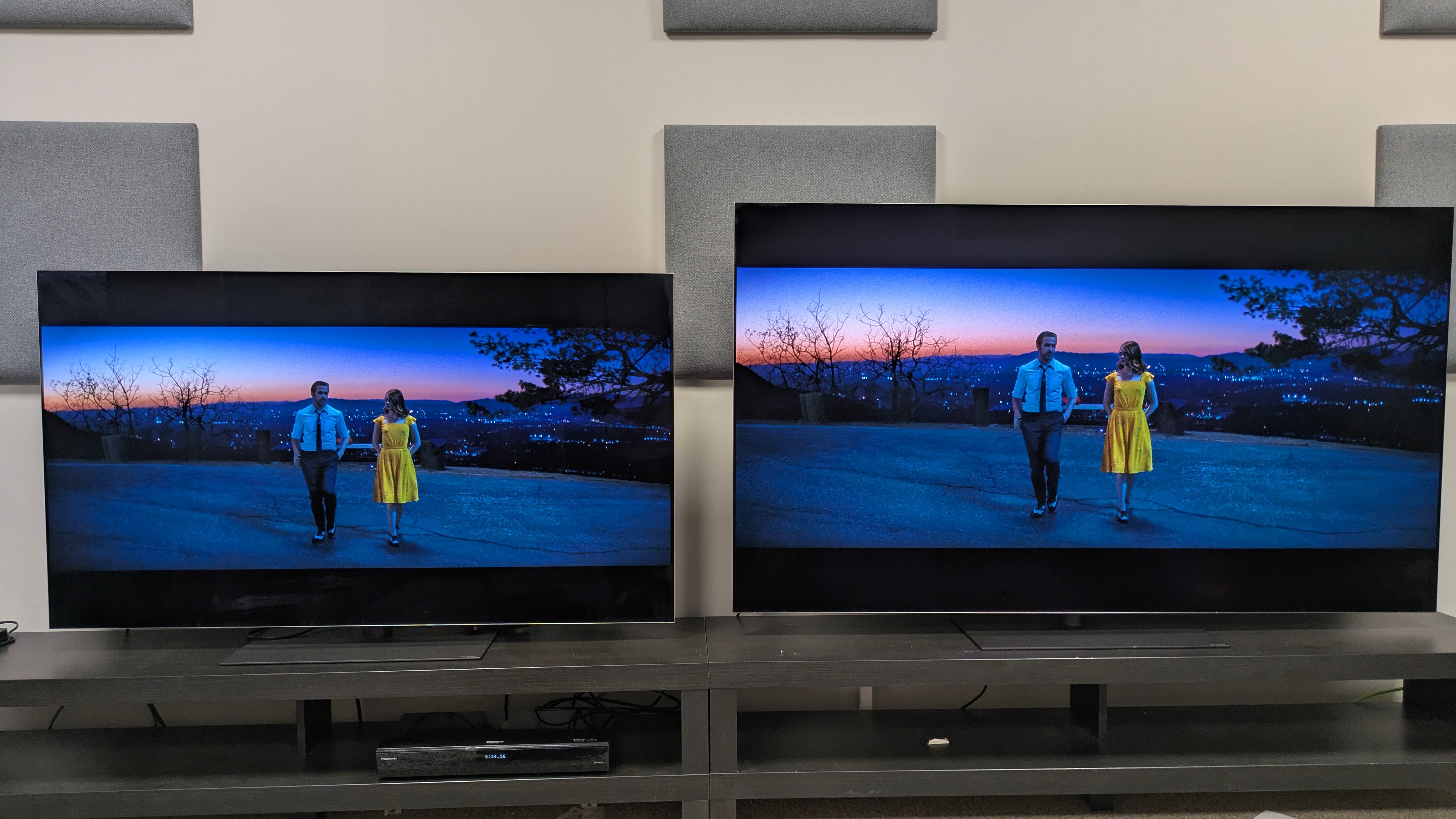 The LG G5 (left) and LG G6 (right) OLED TVs showing Mia and Sebastian in front of a sunset from La La Land. The G6 has higher brightness in the sunset, but show less color banding than the G5.
