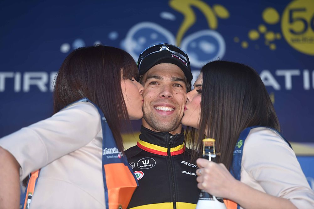 Podium kisses for stage 2 winner Jens Debusschere (Lotto-Soudal)