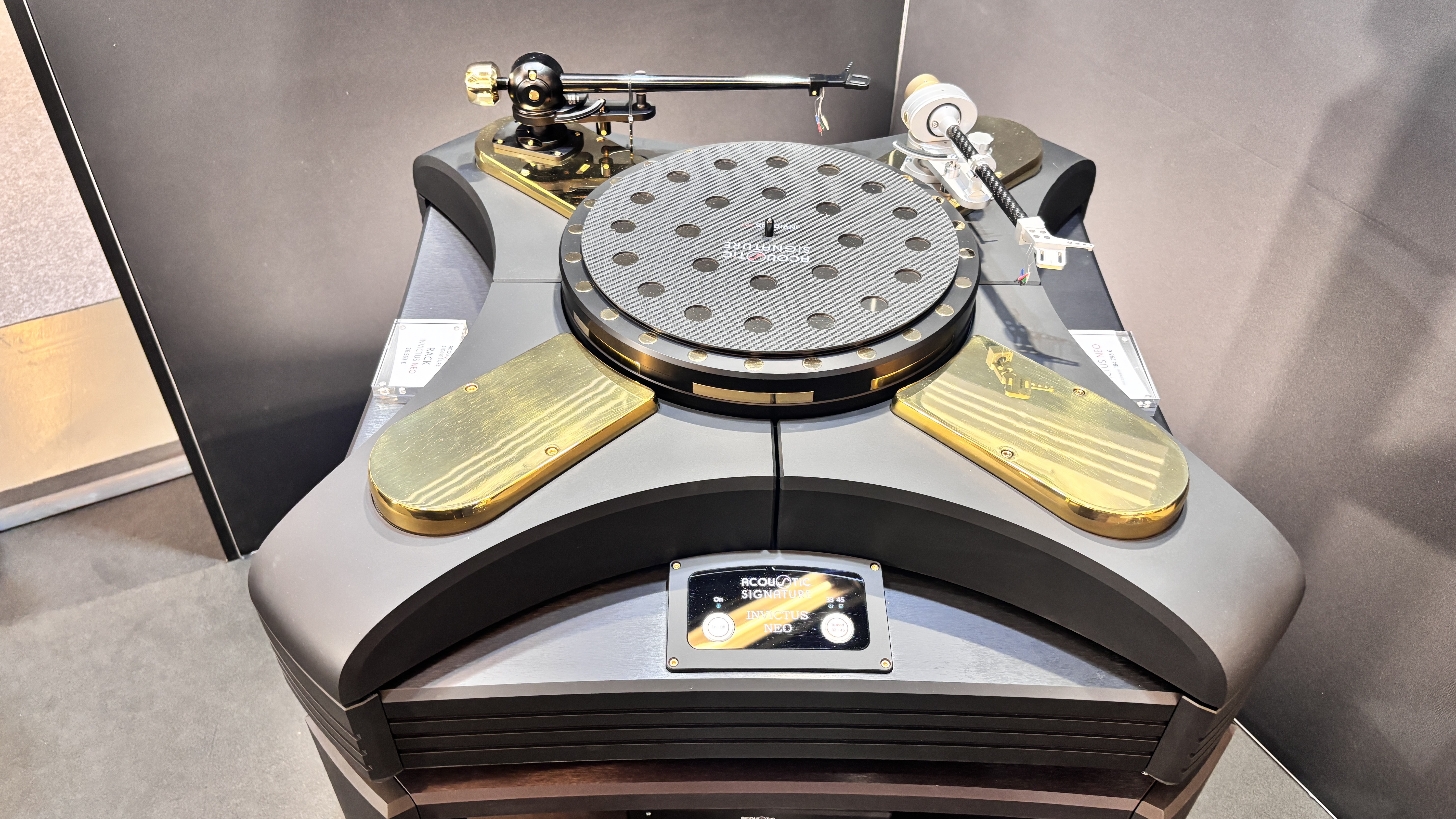 Acoustic Signature Invictus Neo turntable in black and gold