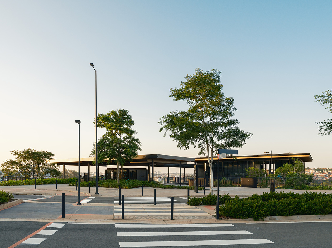 Casa Figueira, Sao Paulo, a light structure, floating above green tree canopies, a pavilion-like showroom