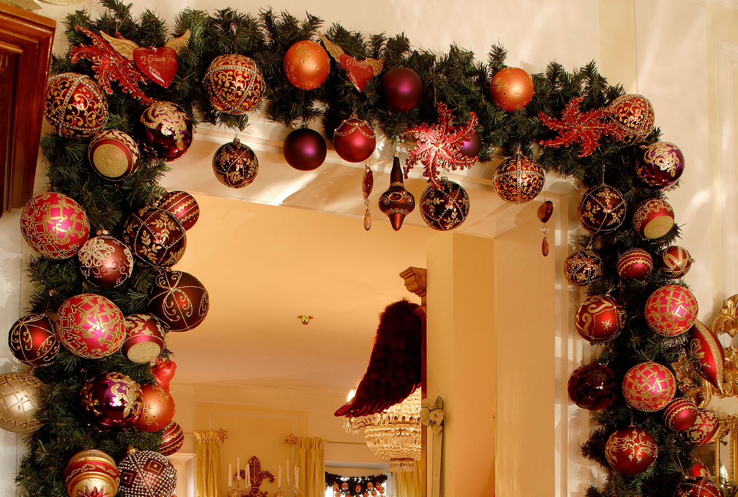 How to make a Christmas bauble arch, the decorating trend | Livingetc