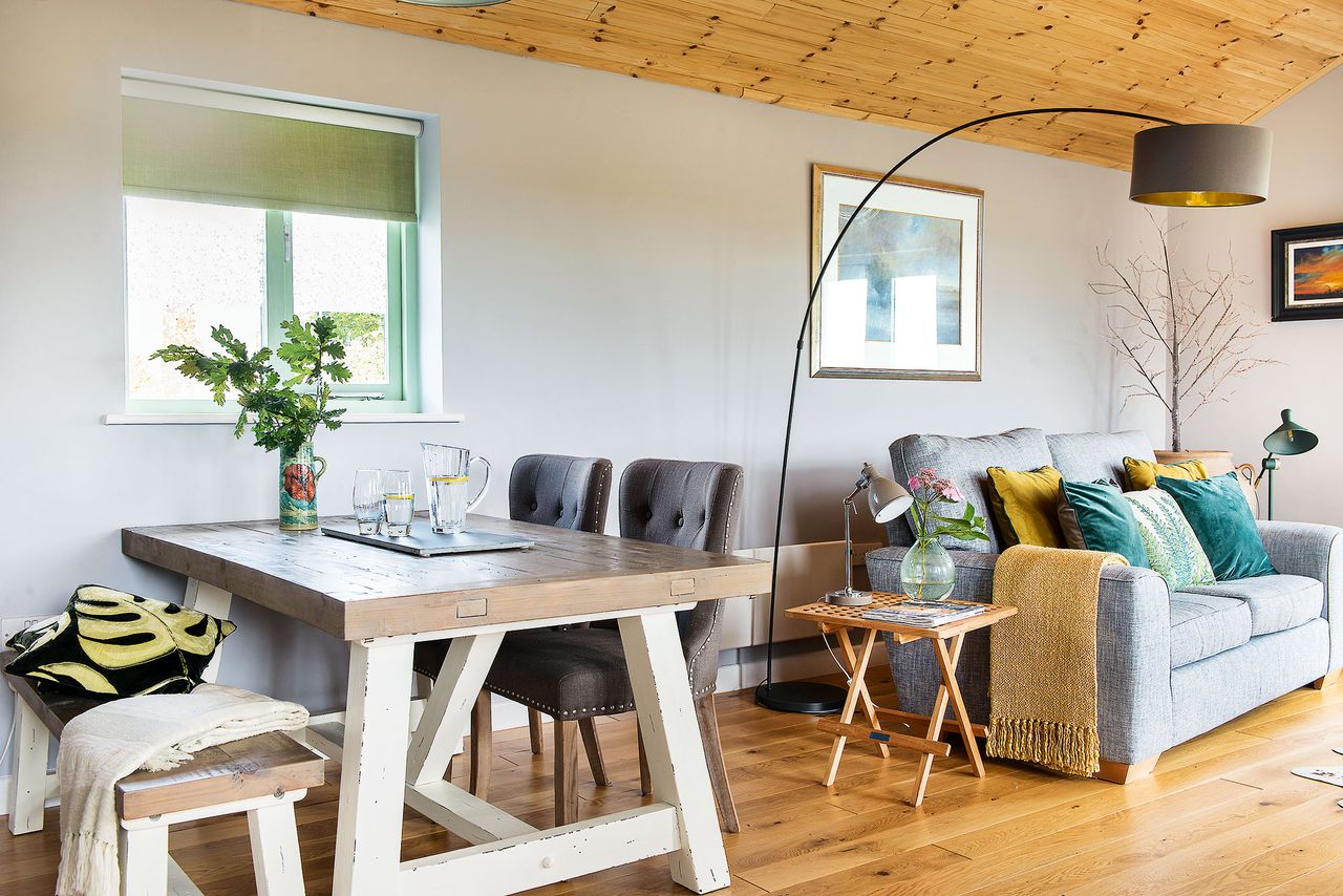 This cabin combines open plan living with cozy corners This cabin combines open plan living with cozy corners