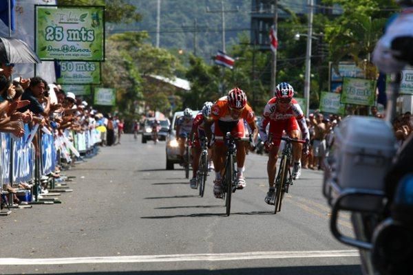 Eduardo Garita (Citibank-Economy Rent A Car-Blue) sprints for the finish