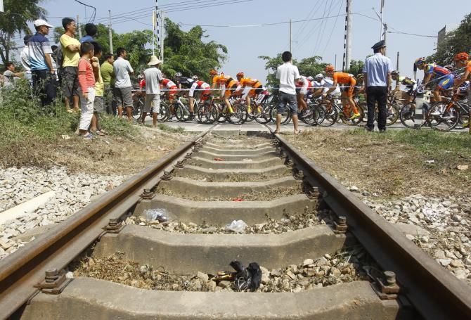 The peloton take on stage 7 of the Tour Hainan