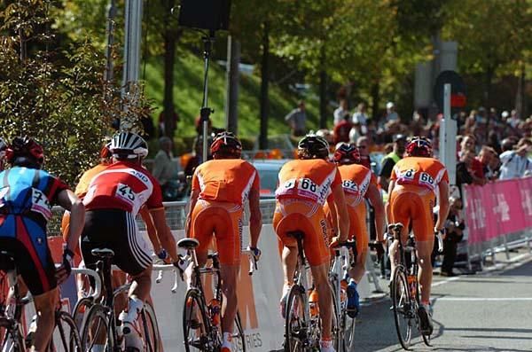 The Dutch national team lead the peloton at the 2007 World Championships in Germany.