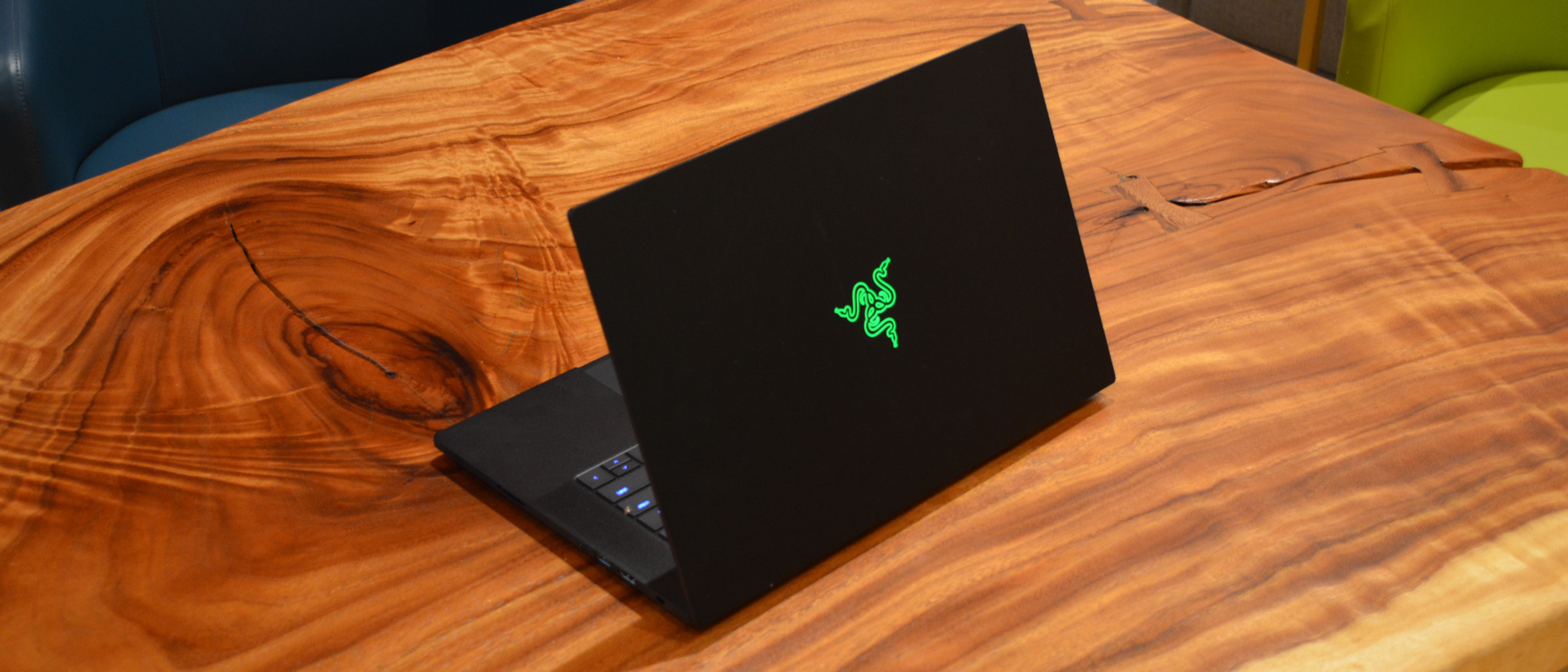 Baksidan av en Razer Blade 15 (2022) som står öppnad på ett träfärgat bord.