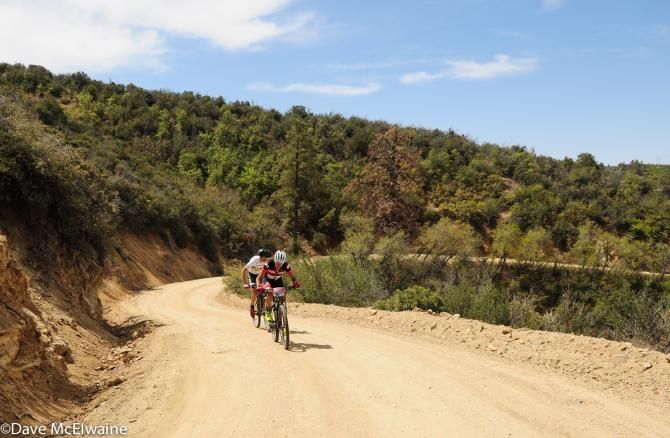 Fernando Riveros Paez (Rotor Scott) leading Sauser up the twelve-mile climb