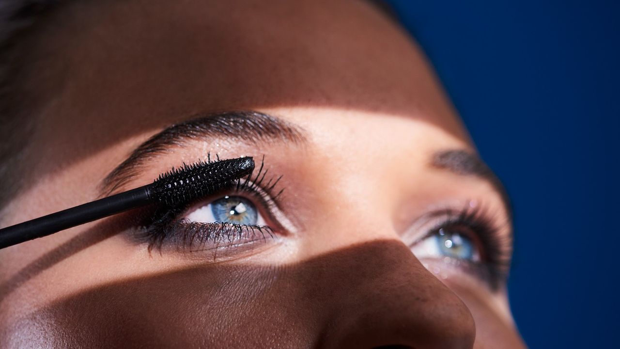 model applying mascara