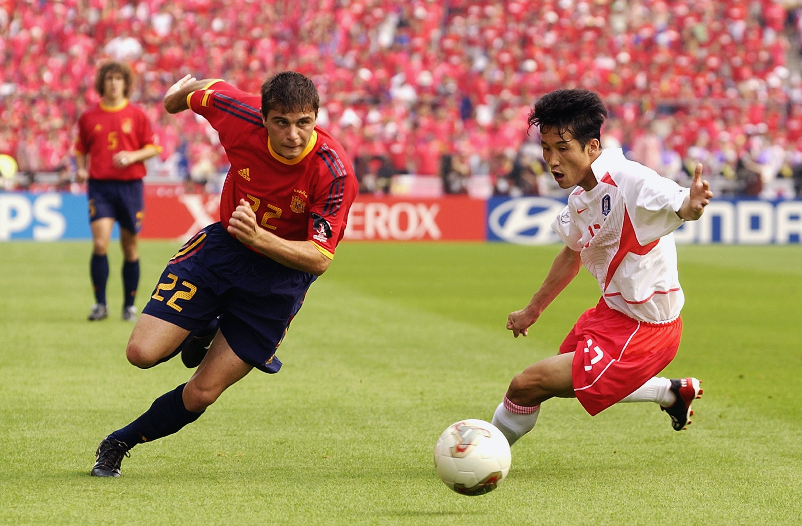 Joaquin on the ball for Spain against South Korea at the 2002 World Cup.