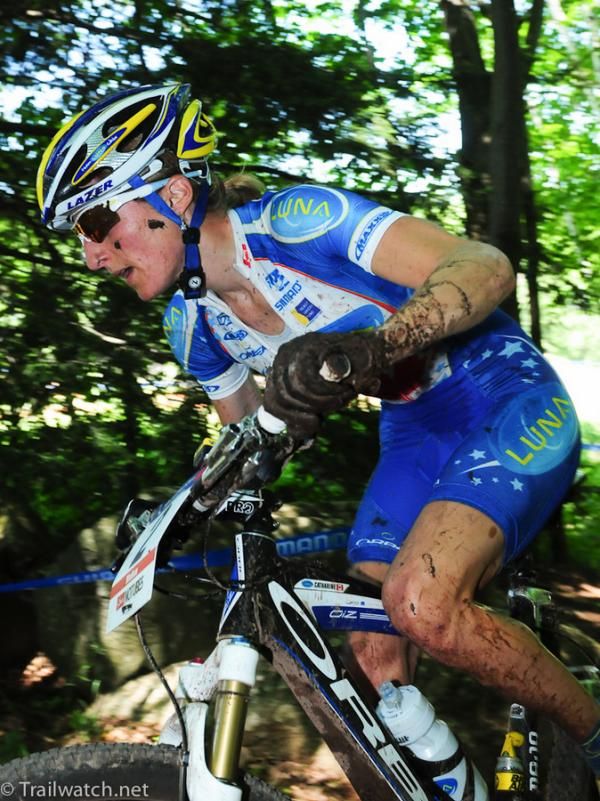 Catharine Pendrel (Luna Pro Team) chasing Bresset on a steep climb