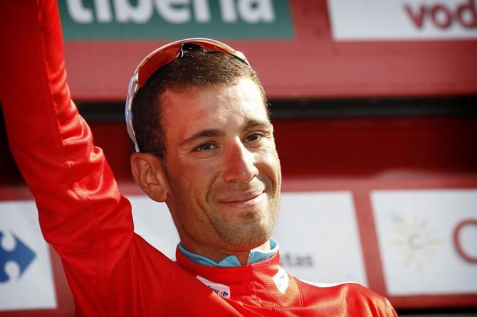 Vincenzo Nibali (Astana) survived another day in the race lead