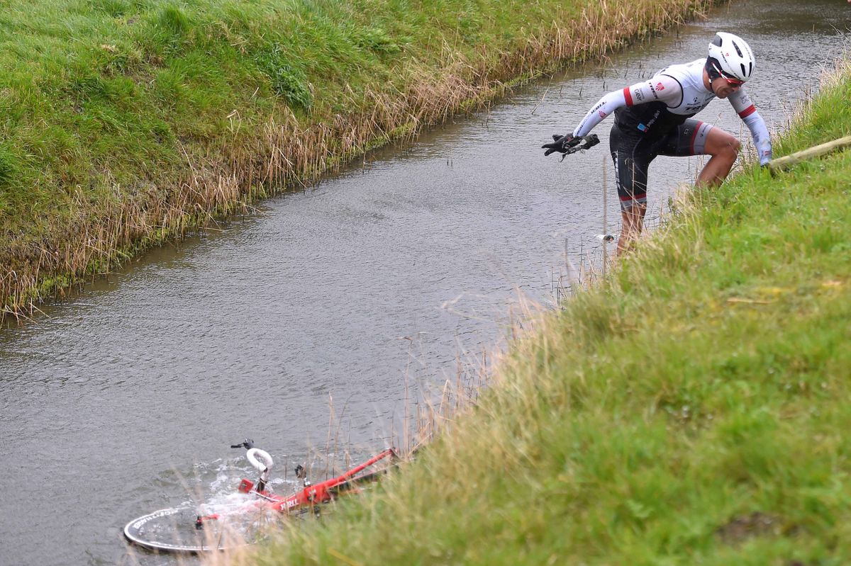 Gert Steegmans's Trek goes for a quick dip