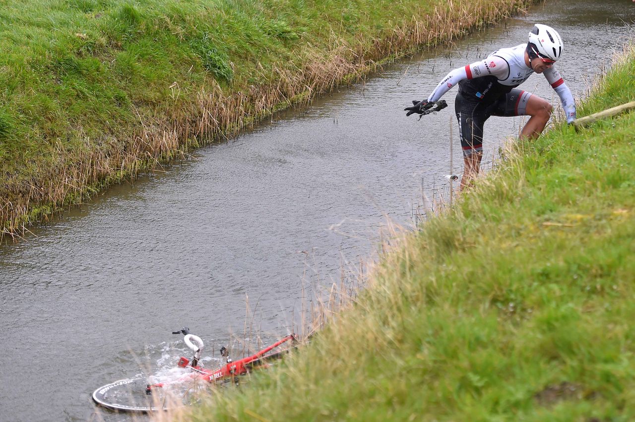Gert Steegmans's Trek goes for a quick dip