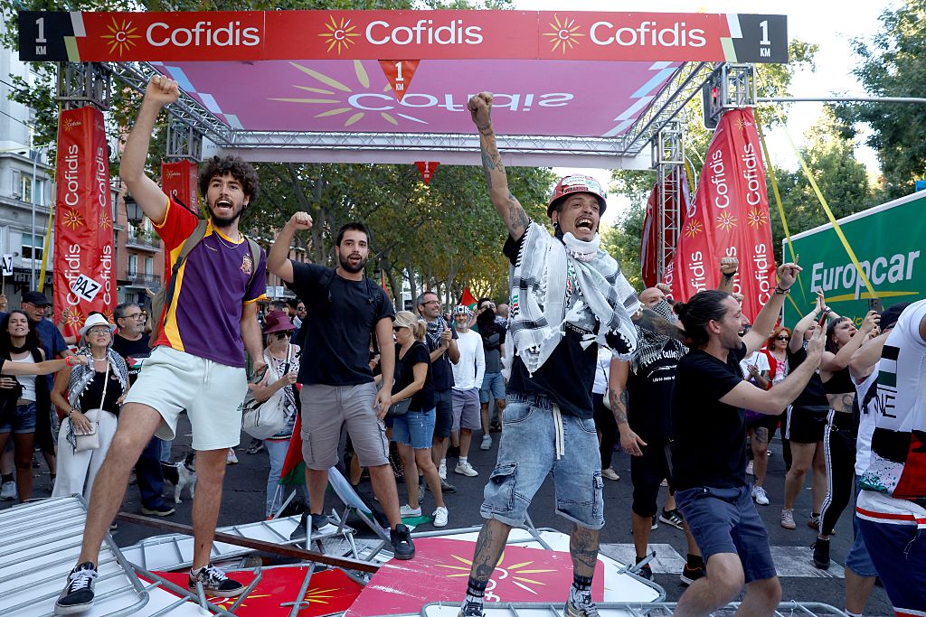 MADRID, SPAIN - SEPTEMBER 14: A general view of Ivo Oliveira of Portugal and UAE Team Emirates - XRG, Jonas Vingegaard of Denmark and Team Visma | Lease a Bike - Red Leader Jersey and the peloton is at a standstill due to the pro-Palestinian protests in the city of Madrid during the La Vuelta - 80th Tour of Spain 2025, Stage 21 a 108km stage from Alalpardo to Madrid / #UCIWT / on September 14, 2025 in Madrid, Spain. (Photo by Dario Belingheri/Getty Images)