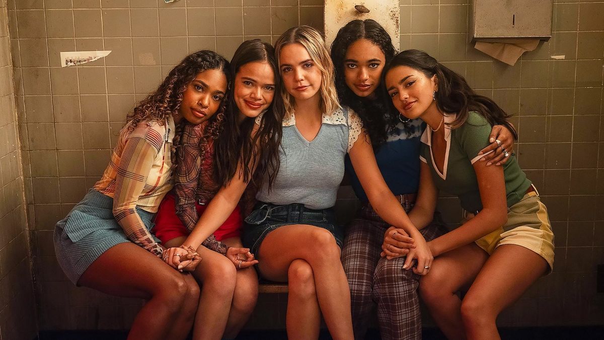 The stars of &quot;Pretty Little Liars: Summer School&quot; in a dingy bathroom setting