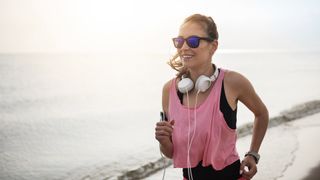 runner with sunglasses