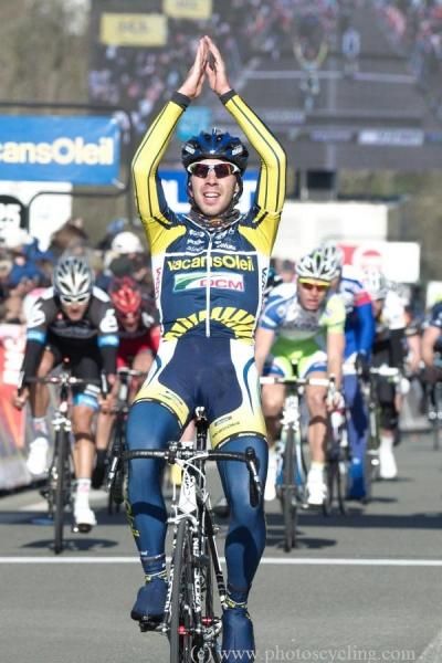 Thomas De Gendt (Vacansoleil-DCM) celebrates his win.
