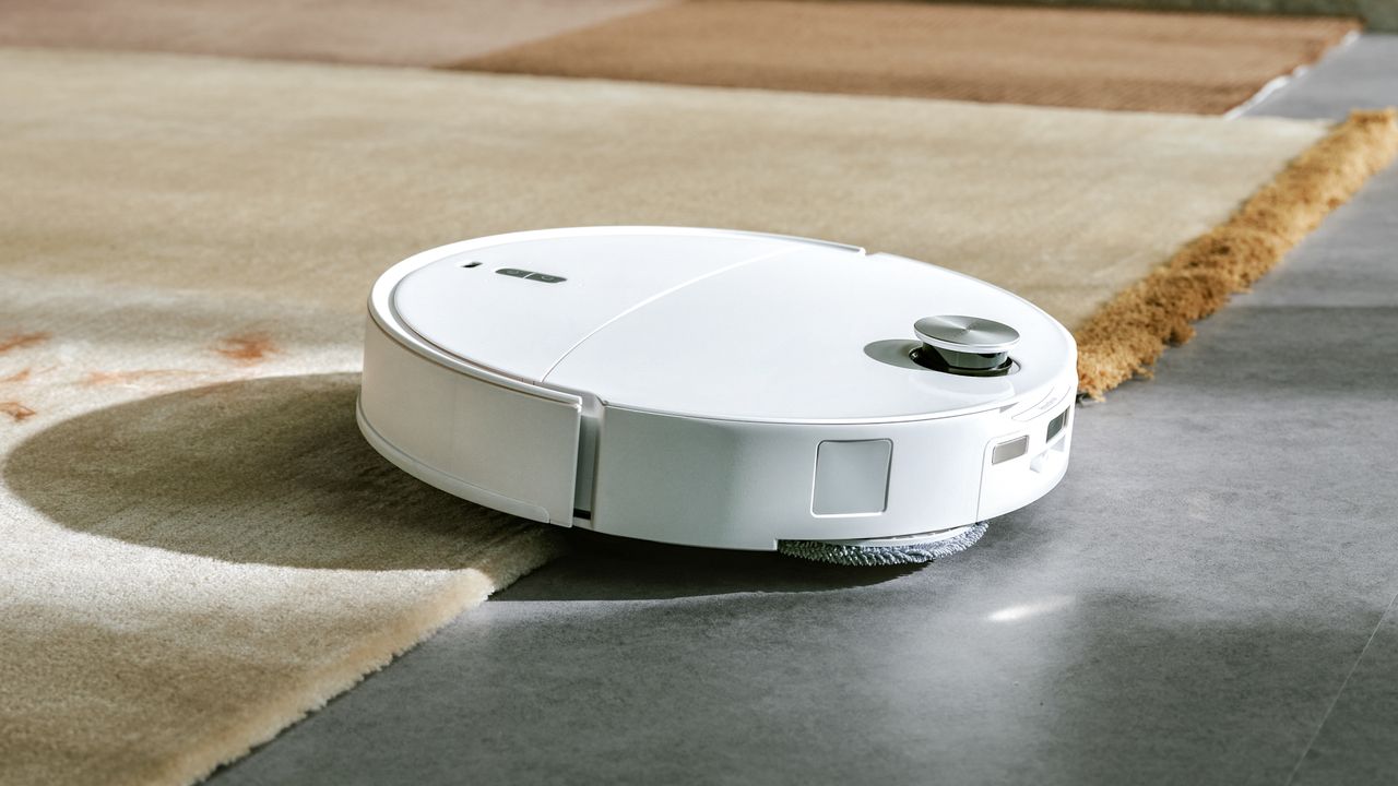 The Roborock Qrevo Curv 2 Pro is a powerful vacuum — it's a shame its mopping falls flat