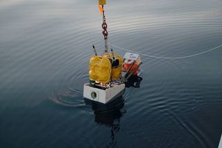 Ocean-bottom seismometer