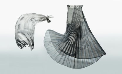 丝绸上衣和百褶裙由Akris与Geta Bratescu合作