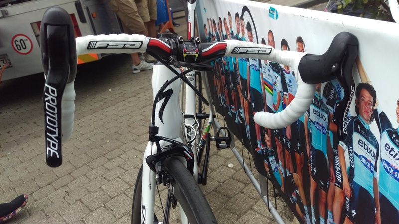 The FSA electronic group levers.
