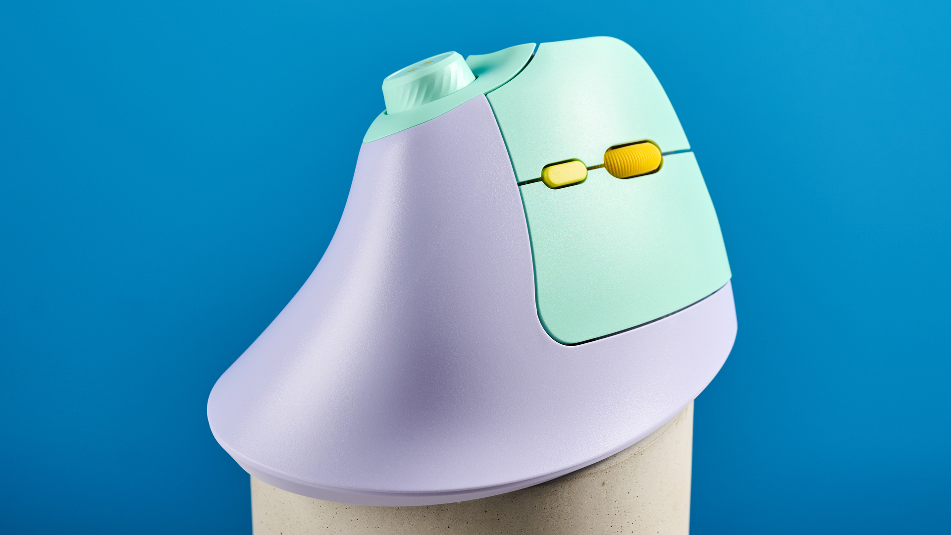 Seenda MOU-302 Vertical Wireless Mouse in ming and purple colour way with yellow accents photographed on a blue background.