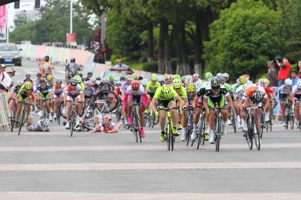 A crash wipes out Sarah Duester (Rabo Women), the leaders continue sprinting - Melissa Hoskins (Orica - AIS presented by GreenEdge), Rochelle Gilmore (Faren), Monia Baccaille and Elena Cecchini (MCipollini Giambenini)