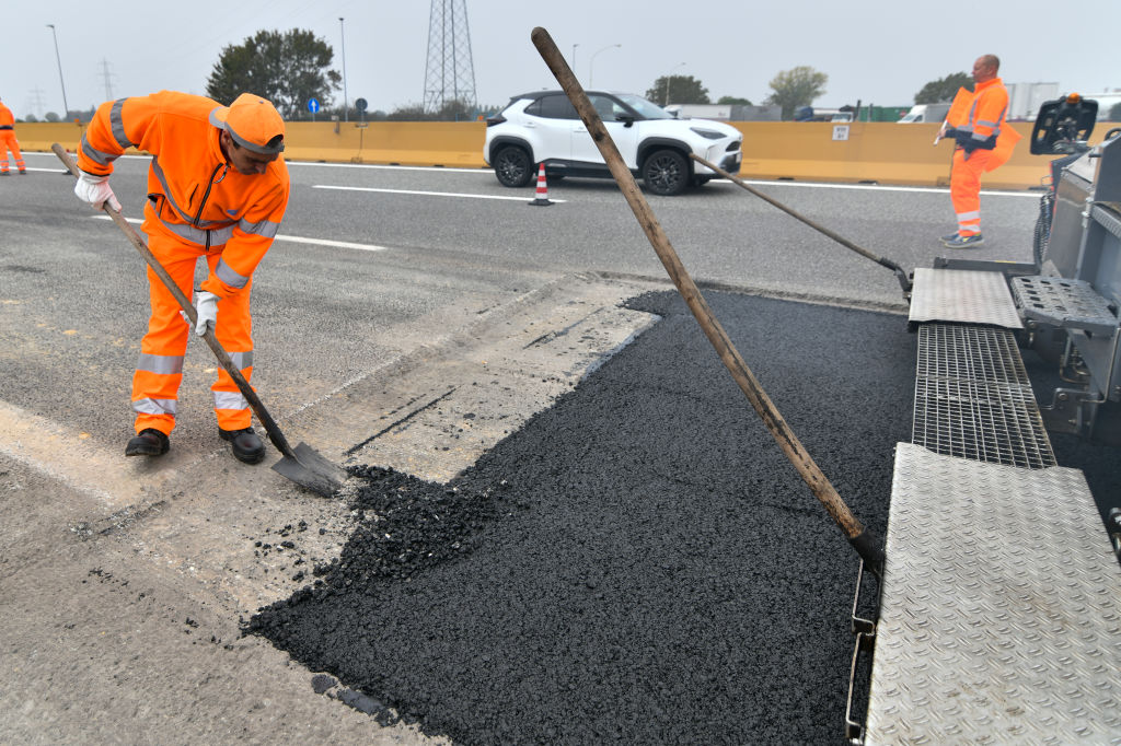 On the A4 Turin-Milan motorway, an innovative asphalt composed of graphene and hard plastic